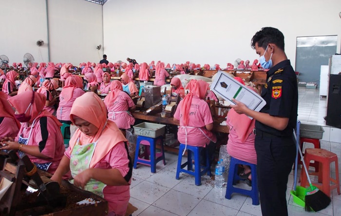Tim Bea Cukai Madura saat melakukan kunjungan dan pemeriksaan pencatatan dan pembukuan serta profiling salah satu pabrik rokok.