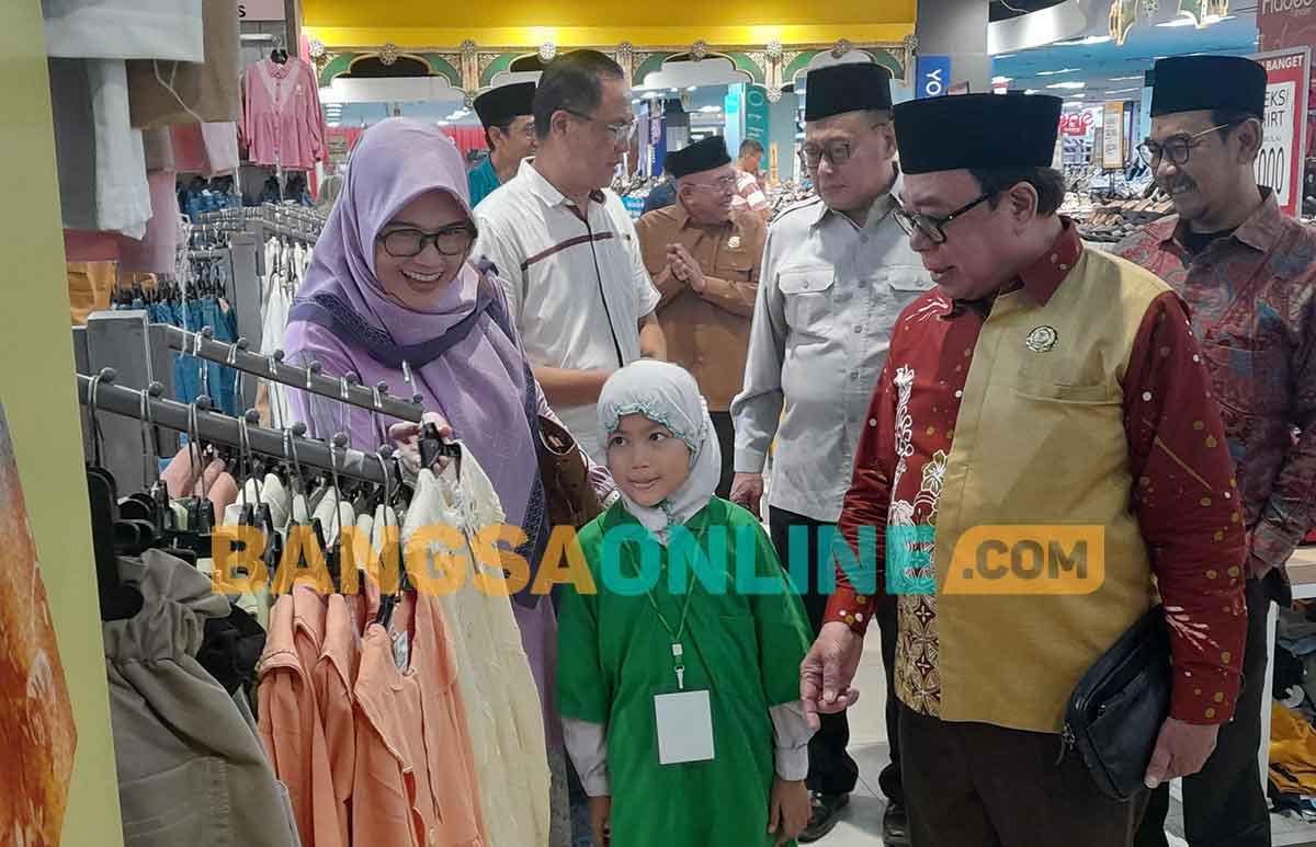 Baznas Ajak Ratusan Anak Yatim Belanja Baju Lebaran ke Ciplaz Sidoarjo