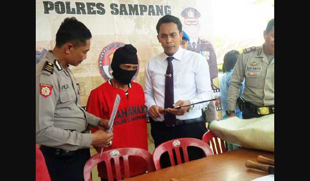 Markawi dan barang bukti saat diamankan. foto: humas polres
