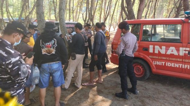 Petugas saat mengevakuasi jasad wanita tanpa identitas yang ditemukan di Pantai Cemoro Sewu, Tulungagung