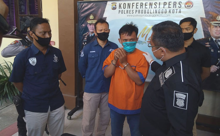Kasatreskrim Polres Probolinggo Kota, AKP Heri Sugiono saat meminta keterangan kepada tersangka.