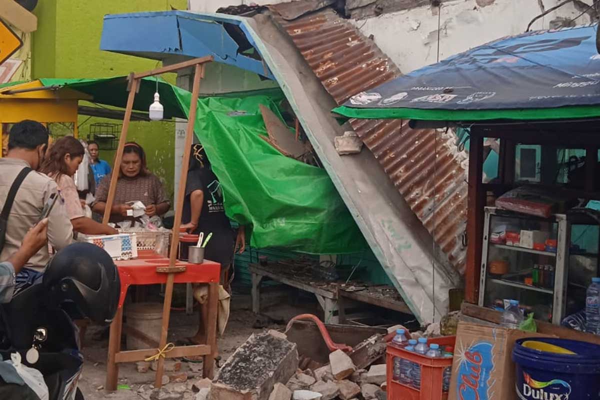 Gempa yang berakibat ambruknya dua rumah di Tambaksari, Surabaya. Foto: BANGSAONLINE.com