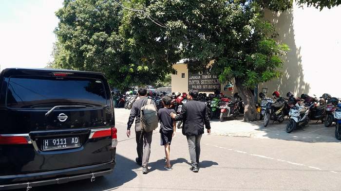
Pengacara dan korban sesudah melaporkan ke Polres Situbondo dalam kasus perundungan.