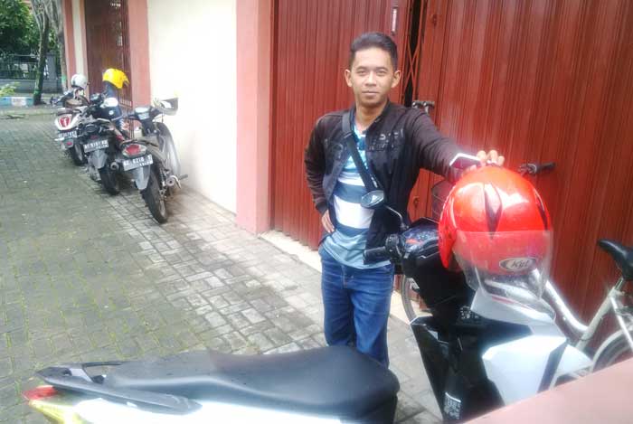 Ribut Wahyono, saat berada dilokasi dimana helemnya raib digondol maling. (Yuniardi S/BO)