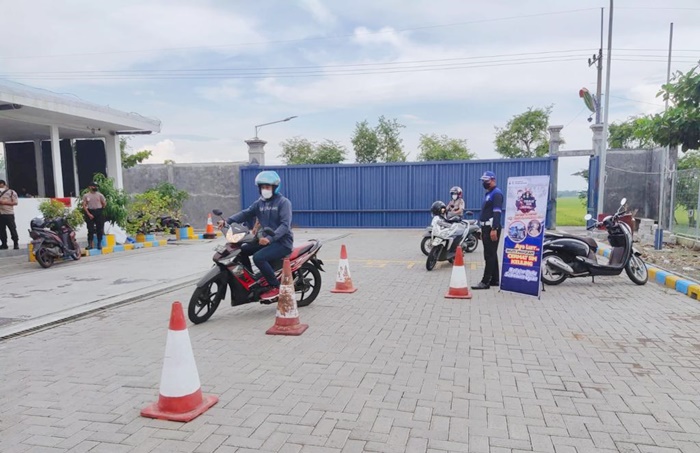 Para peserta ujian SIM sedang menjalani ujian praktik.