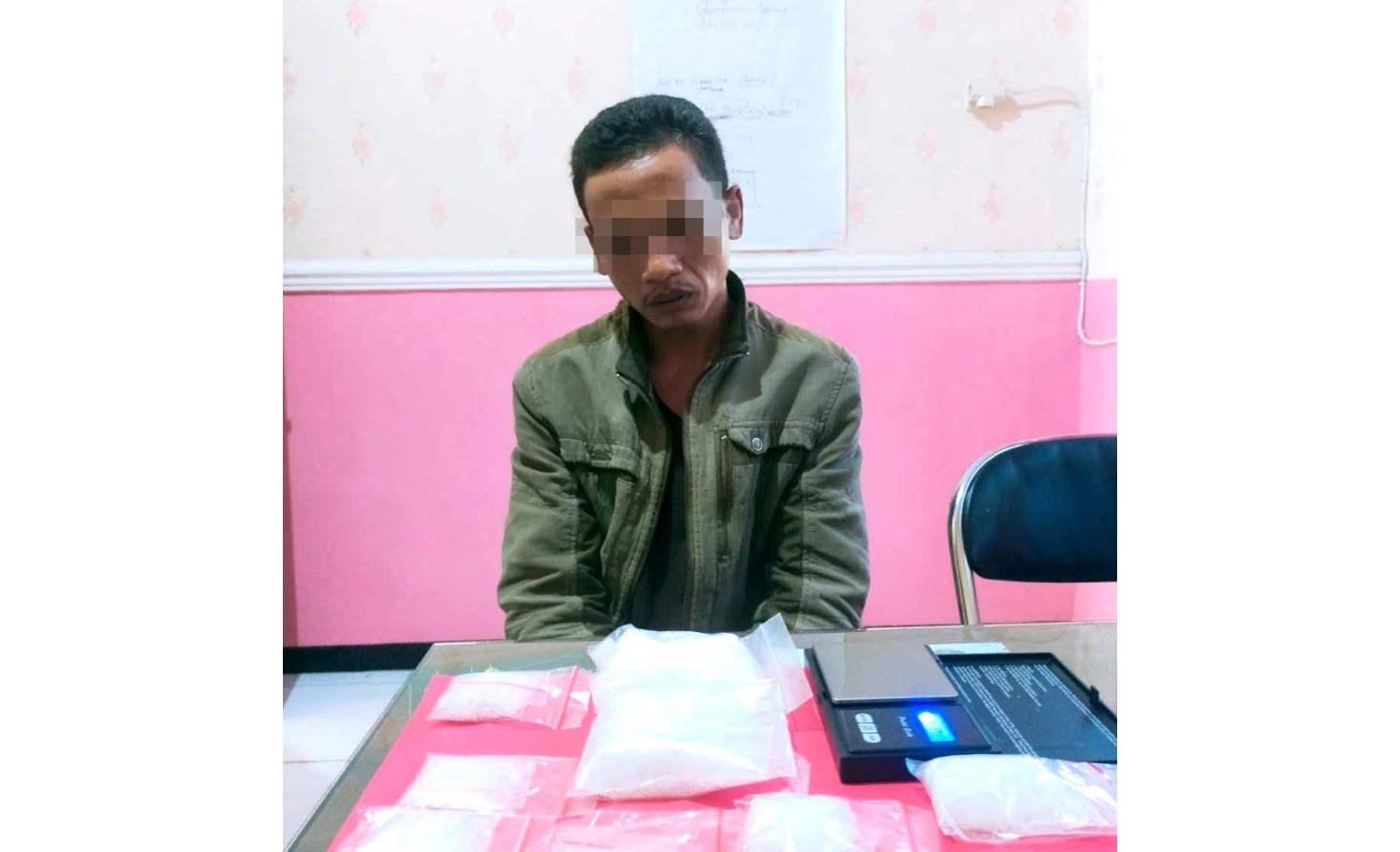 Tersangka KA bersama barang bukti narkotika jenis sabu diamankan di Mapolresta Malang Kota.