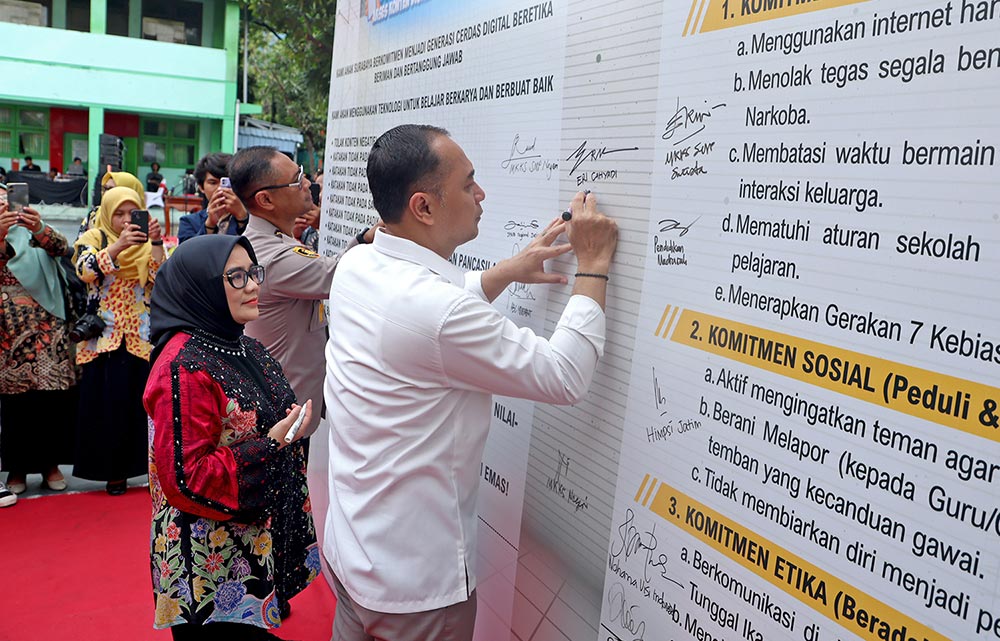 Wali Kota Surabaya Eri Cahyadi saat menghadiri Deklarasi Anak Surabaya Digital Aman dan penandatanganan Tri Darma Digital secara serentak, Kamis (27/11/2025). Foto: Hms