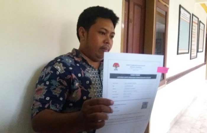 Hadi Mulyo Utomo,  SH,  MH,  LO pasangan Khofifah-Emil menunjukkan berkas laporan LHKPN Khofifah-Emil. foto : didi rosadi