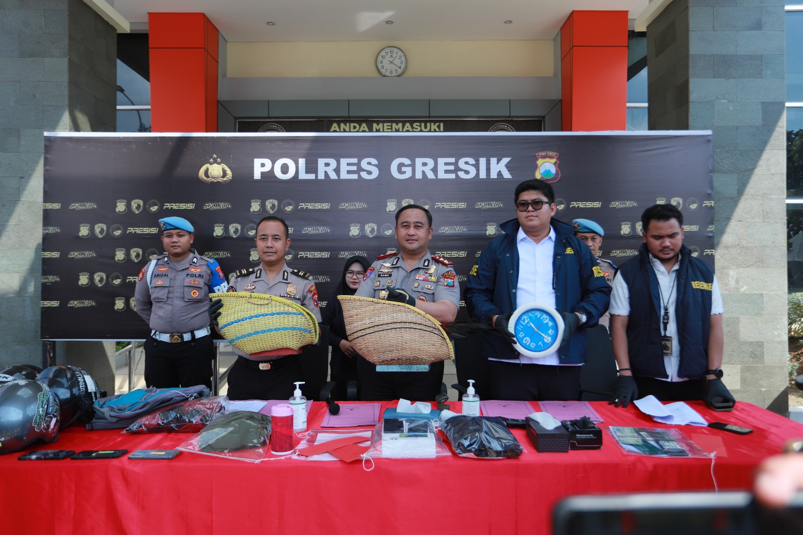 Kapolres Gresik AKBP Ramadhan Nasution menunjukkan barang bukti ayam jago yang digunakan para pelaku untuk judi sabung ayam. foto: ist.