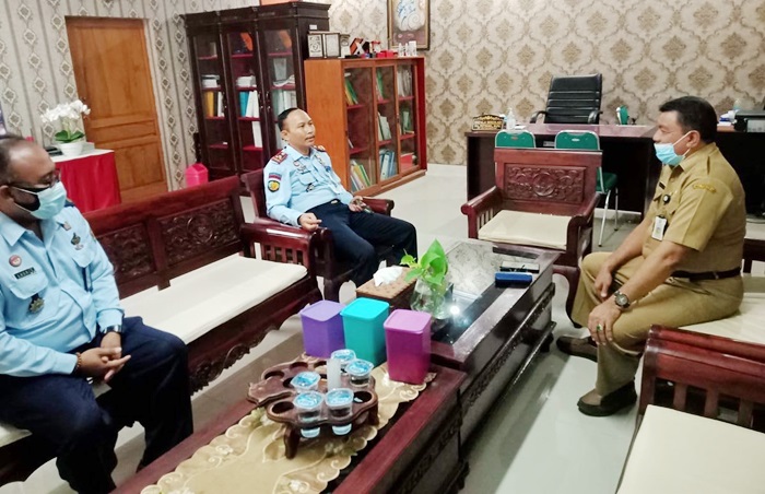 Kalapas Narkotika Kelas IIA Pamekasan Yan Rusmanto didampingi Kepala Seksi Kegiatan Kerja Andris Sugiarto saat melakukan kunjungan di SMKN 3 Pamekasan.