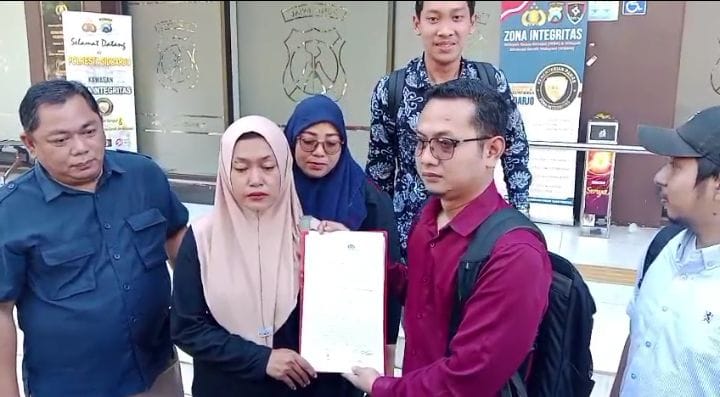 Siti Nur Aeni bersama kuasa hukumnya saat menunjukkan laporan polisi kepada awak media
