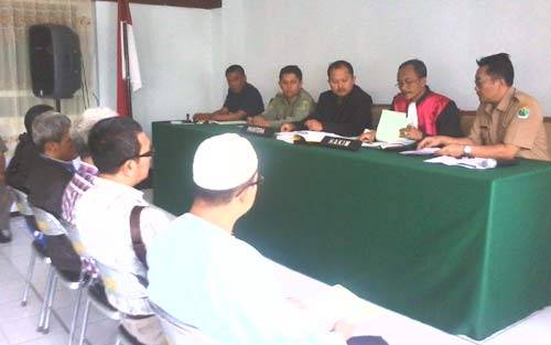 Para PKL saat mengikuti sidang di ruang sidang Satpol PP. (foto: iwan/BANGSAONLINE)