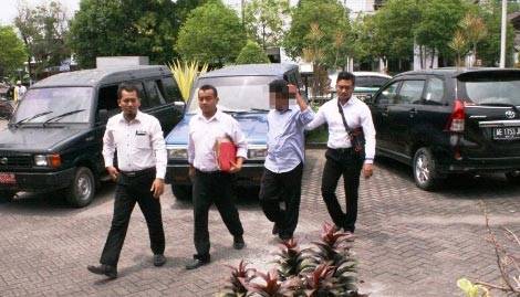 Pak Kades saat digelandang petugas. foto: zainal abidin /BANGSAONLINE