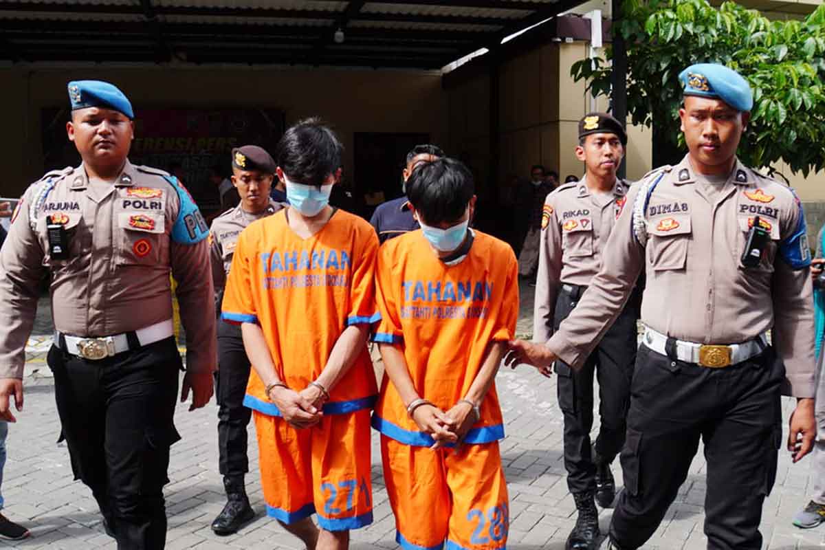 Kedua tersangka perampokan yang menewaskan pemilik rumah sidoarjo.