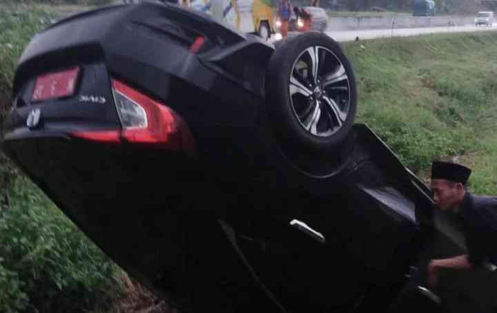 Kondisi mobil Honda Civic W-9-AP yang ditumpangi Wakil Ketua DPRD Gresik usai mengalami kecelakaan di Tol Sragen. Foto: Ist.