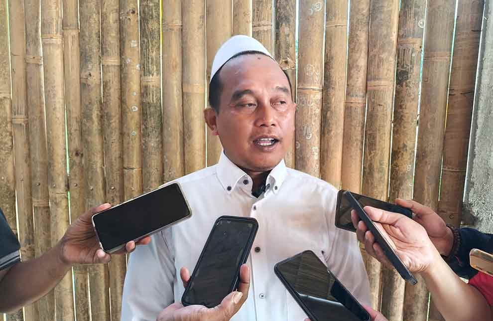 Pengasuh Ponpes Roudhotul Ibaad, KH Basori Alwi, saat memberi keterangan kepada wartawan. Foto: Muji Harjita/Bangsaonline.
