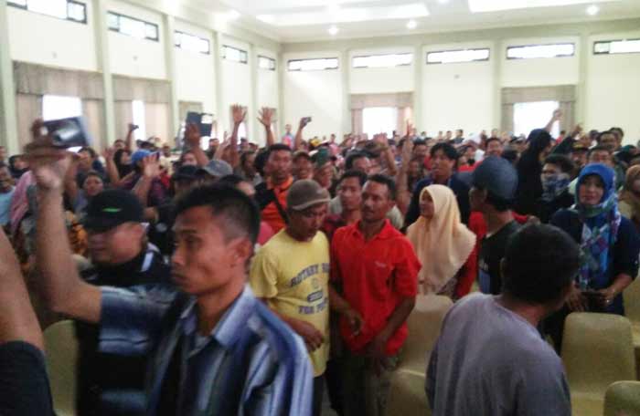 Warga enggan melepas tanahnya untuk proyek pembangunan kilang minyak Rosneft. foto: GUNAWAN/ BANGSAONLINE