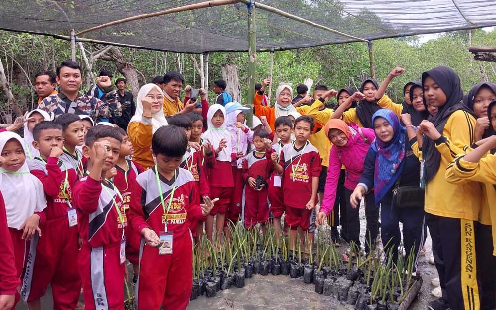 Siswa-siswi dari berbagai sekolah foto bersama usai penanaman bibit pohon mangrove.