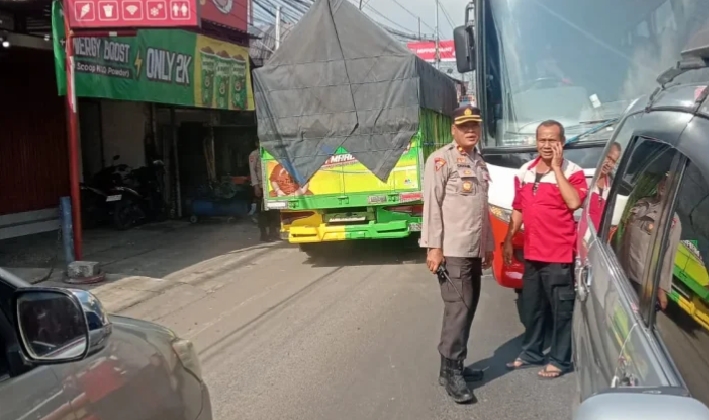 Anggota Polsek Babat saat berada lokasi kemacetan