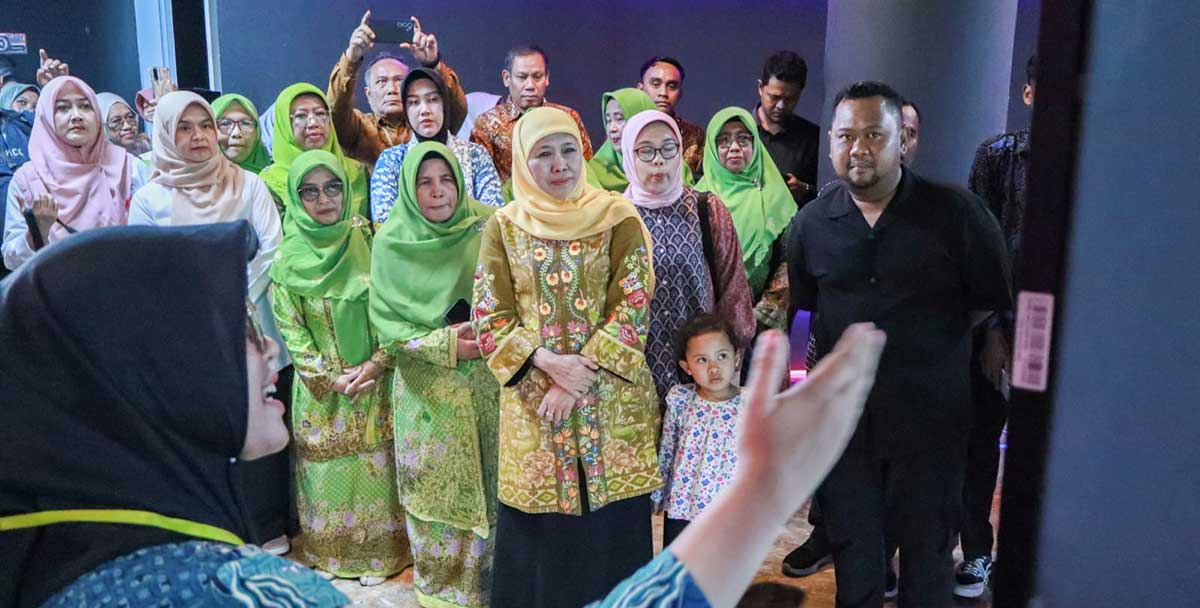Gubernur Khofifah didampingi Bupati Gresik Fandi Akhmad Yani (kanan) saat menikmati wisata edukasi GUS. Foto: Ist