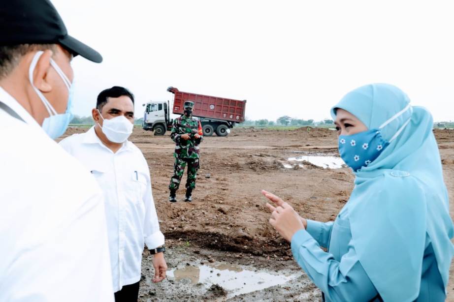 Gubernur Jawa Timur Khofifah Indar Parawansa saat mengunjungi bakal lokasi Kawasan Industri Halal (KIH) Jatim di Safe N Lock Eco Industrial Park, Sidoarjo, Minggu (29/11). foto: ist/ bangsaonline.com