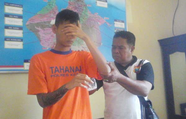 Tersangka bersama barang bukti saat diamankan di Mapolres Kediri. (dendi martoni/BANGSAONLINE)