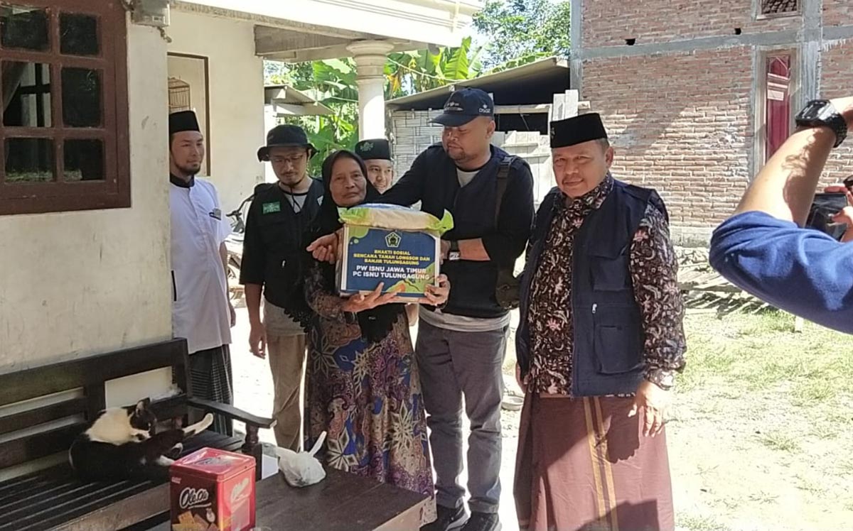 Ketua PC ISNU Tulungagung Mohammad Rifai menyerahkan bantuan paket sembako secara simbolis didampingi Ahmad Fatoni, perwakilan PW ISNU Jawa Timur, dan pengurus lainnya.