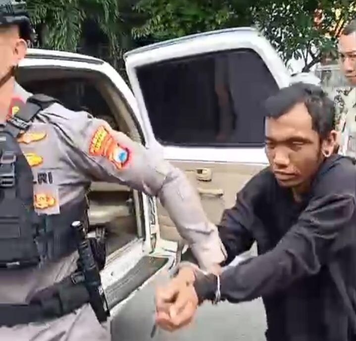 Tangkapan layar saat anggota Polsek Bubutan menggelandang pelaku curanmor