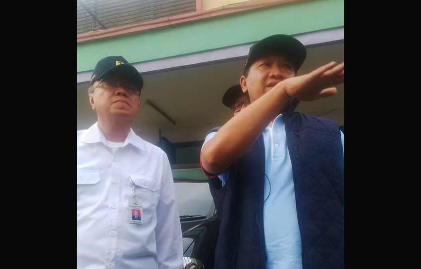 Bupati Pasuruan HM Irsyad Yusuf saat wadul kepada Dirjen PU Ir Aris Setiyadi. 
