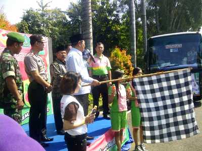 Bupati Sidoarjo H. Saiful Illah memberangkatkan Bus Rute Madiun dengan didampinggi Wabup Sidoarjo, Kapolres Sidoarjo, Danramil dan Pejabat setempat.(Foto Nanang Ichwan/BANGSAONLINE