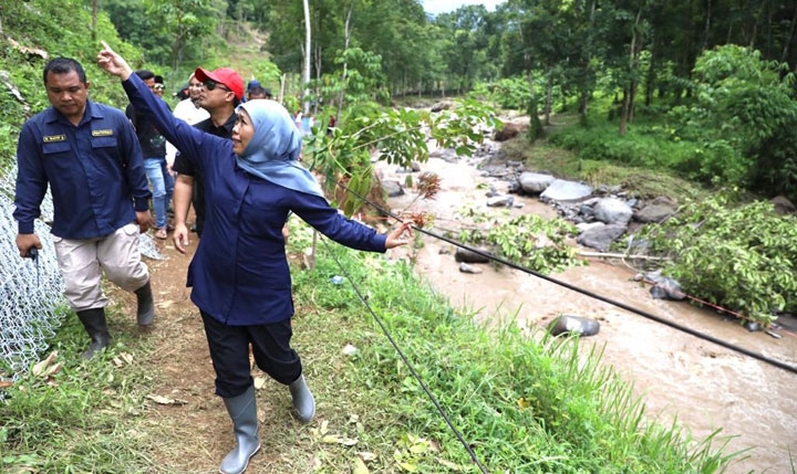 Khofifah saat berkunjung ke lokasi pengungsian bencana banjir bandang di Jember.
