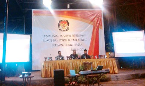 Anggota Komisioner KPU Kabupaten Kediri saat sosialisasi pemilihan bupati dan wakil bupati bersama sejumlah media massa. Foto: arif kurniawan/BANGSAONLINE
