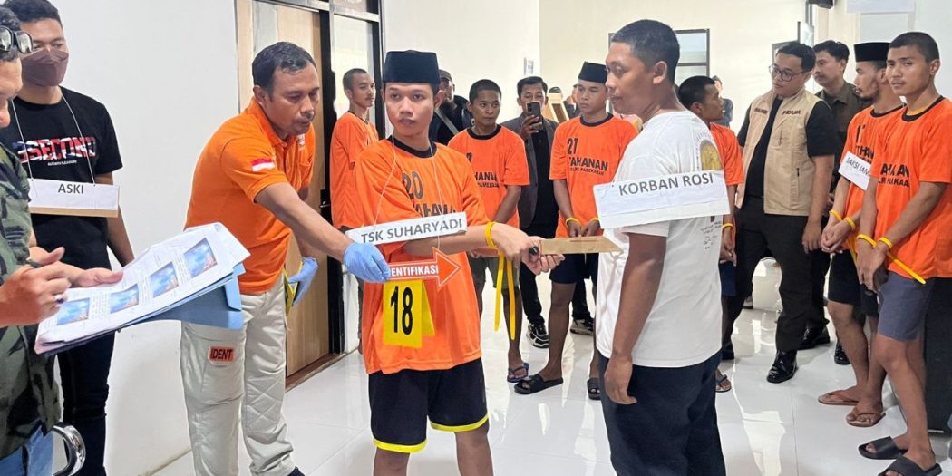 Para tersangka saat dihadirkan dalam rekonstruksi tawuran maut yang menewaskan dua orang di depan Masjid Agung Pamekasan