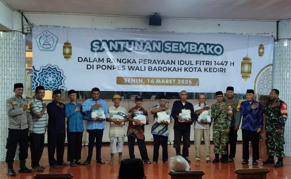 Ponpes Wali Barokah Kediri Bagikan 750 Paket Sembako kepada Kaum Duafa