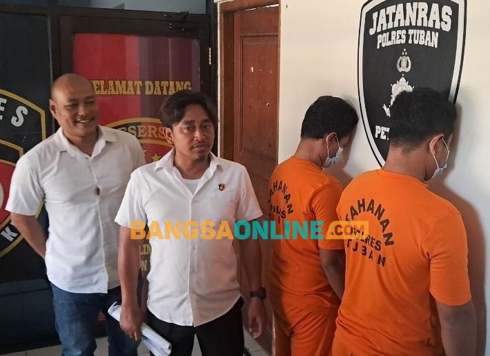 Dua pelaku saat dihadirkan di konferensi pers Polres Tuban. Foto: Achmad Choirudin/BANGSAONLINe