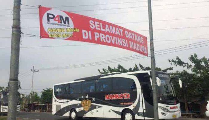 Spanduk ucapan "Selamat Datang di Provinsi Madura" bertebaran di sepanjang jalan tol Suramadu Bangkalan Madura beberapa waktu lalu. foto: kompas