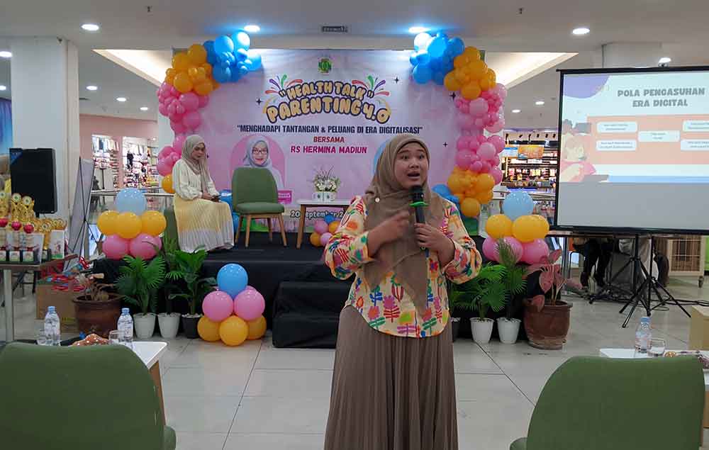 Diskusi parenting di RS Hermina juga menghadirkan psikolog. Foto: HENDRO SUHARTONO/ BANGSAONLINE