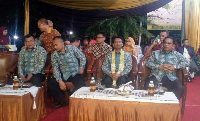 Bupati Amin bersama Sekda saat menyaksikan pesta rakyat Bondowoso