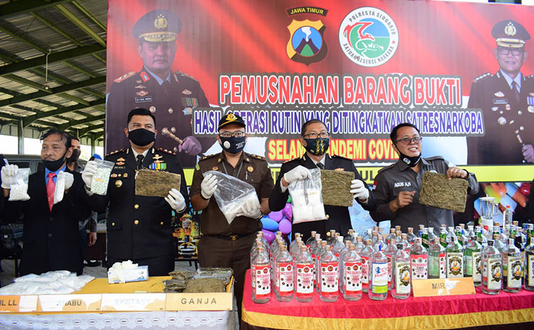 Sejumlah barang bukti hasil tangkapan Satuan Reserse Narkoba (Satreskoba) Polresta Sidoarjo selama pandemi Covid-19.