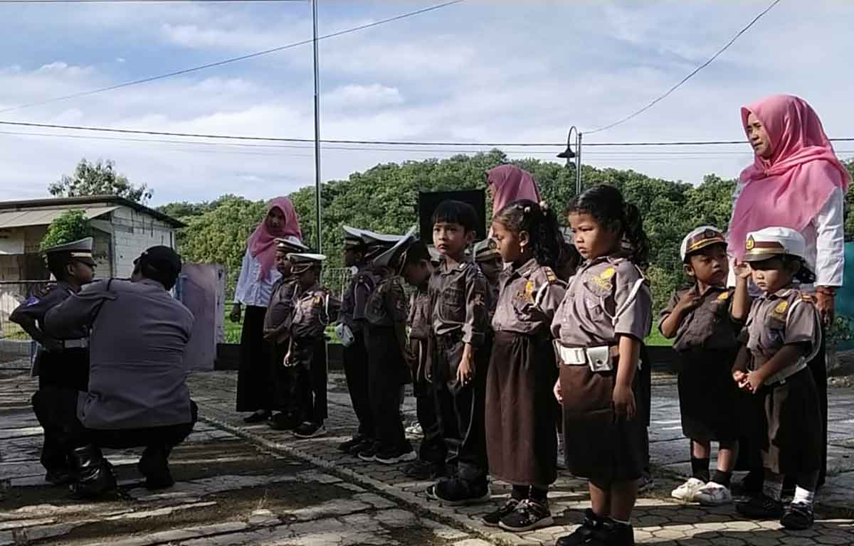 Kegiatan siswa TK Kemala Bhayangkari 57 Ngawi saat mengikuti pelatihan baris-berbaris di halaman sekolah Dusun Plosokerep, Desa Kuniran, Kecamatan Sine, Ngawi, Rabu (4/1/2023)