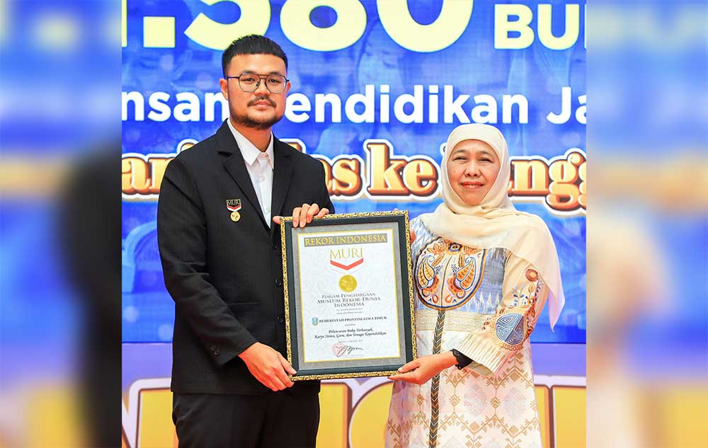 Gubernur Jawa Timur, Khofifah Indar Parawansa, saat menerima piagam rekor MURI.