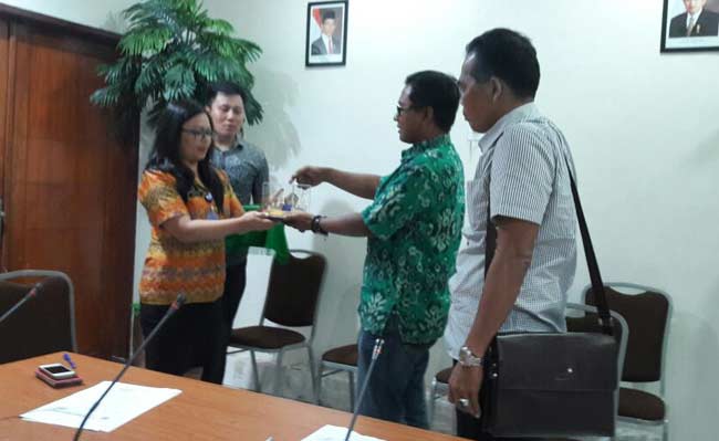 Wakil Ketua DPRD Gresik, Sholahudin, didampingi Ketua Komisi D, Muntarifi saat tukar cindera mata. foto: syuhud/ BANGSAONLINE