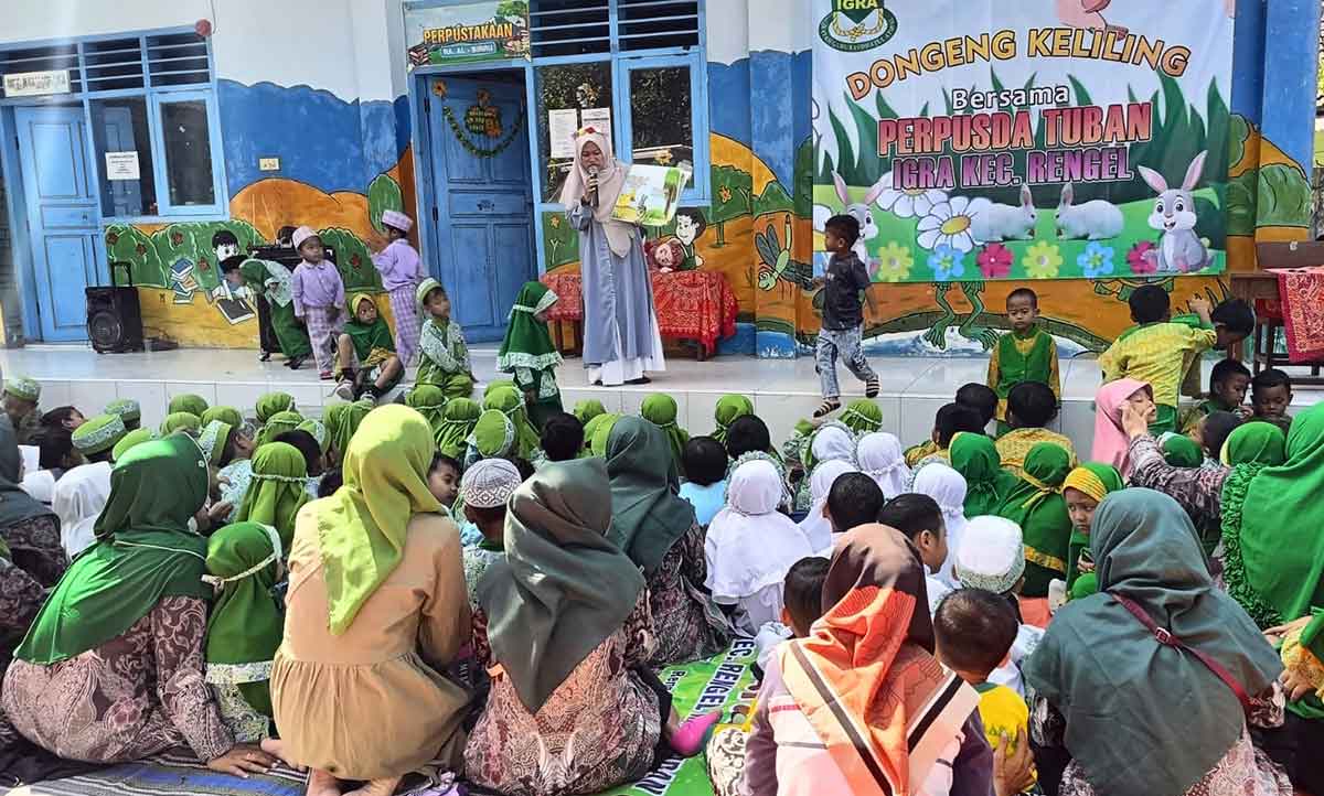 Ikatan Guru Raudhatul Athfal Kecamatan Rengel, Tuban, saat menggelar dongeng keliling di RA Al Birru, Desa Punggulrejo.