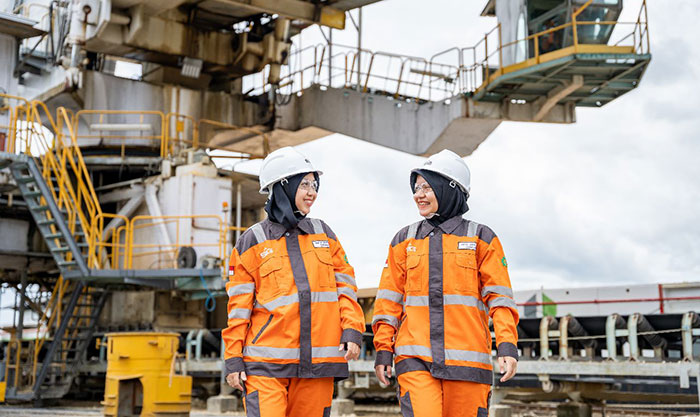 Karyawan perempuan di area Ship Unloader Pabrik Cilacap, Jawa Tengah. Foto: Ist