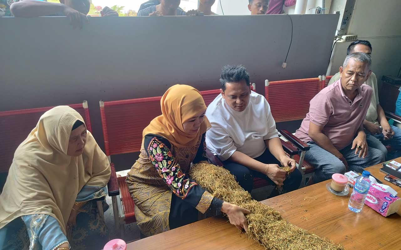 Khofifah Indar Parawansa bersama Haji Her dan Ibunda saat mengunjungi gudang P4TM di Pamekasan.