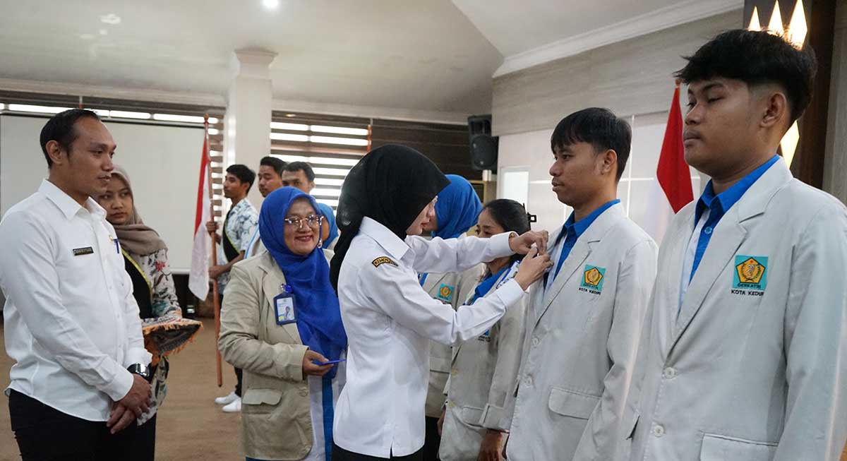 Wali Kota Kediri saat menyematkan PIN kepada pengurus Gergatin. Foto: Ist