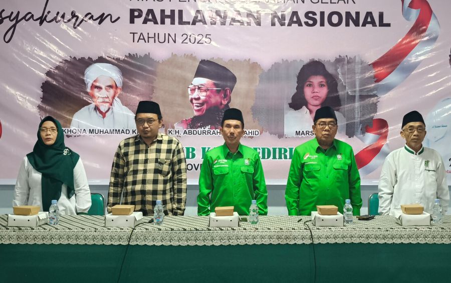 Ketua DPC PKB Kabupaten Kediri H. Sentot Djamaluddin (tengah) dan jajaran. Foto: Muji Harjita/BANGSAONLINE