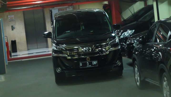 Ini penampakan mobil Alphard hitam yang diamankan KPK. foto: dhani irawan/ detikcom