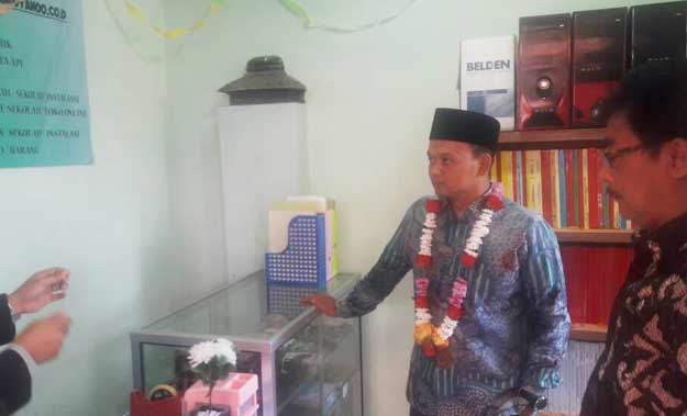 Ketua DPRD Sidoarjo H Sullamul Hadi Nurmawan saat meninjau Bussines Center di SMK Informatika Sumber Ilmu Tulangan Sidoarjo, Kamis (25/5). foto: MUSTAIN/ BANGSAONLINE