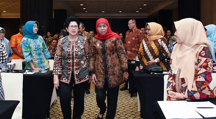 Gubernur Jatim Khofifah Indar Parawansa bersama Menkes RI Nila Djuwita F. Moeloek memasuki tempat acara Rakor Prioritas Bidang Kesehatan Provinsi Jawa Timur bertempat di Hotel Bumi Surabaya. foto: ist